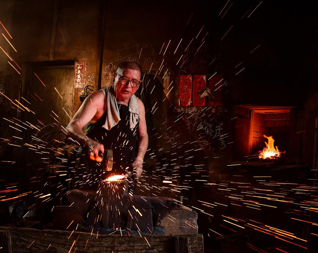 鹤山市民间手艺人,打铁匠范桂崇(易伟强摄)