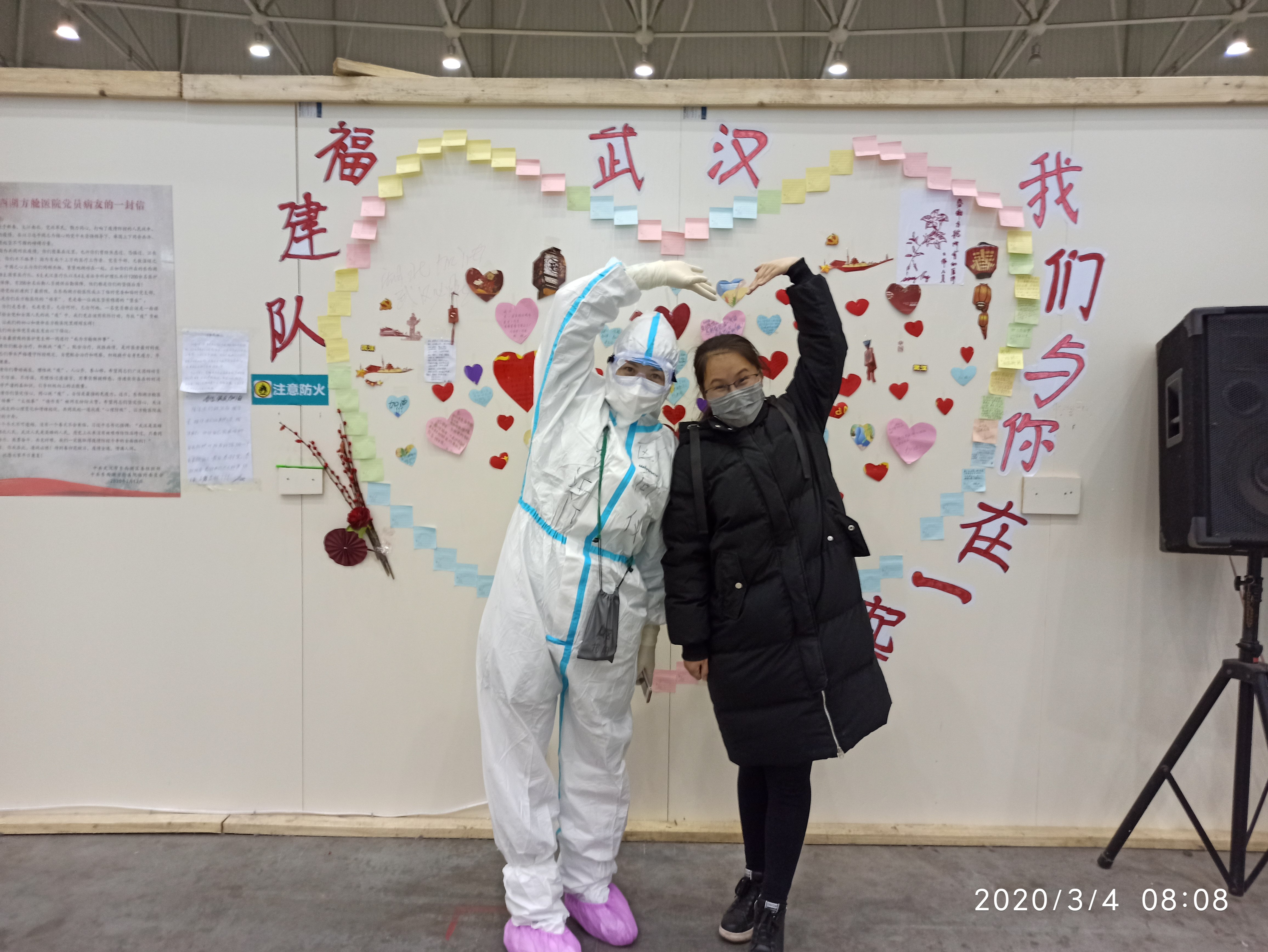 患者康复出院,区向仪十分开心,和她合影留念.(受访者供图)